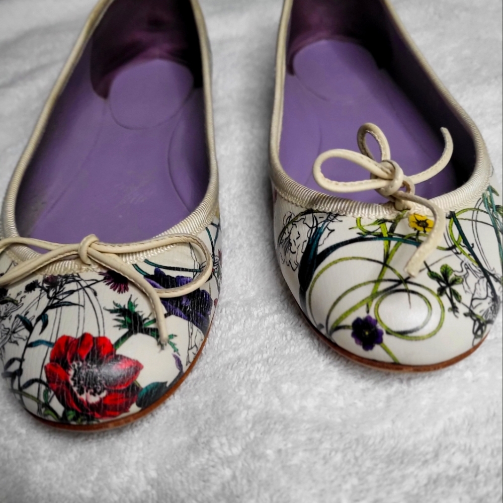 Stunning Gucci logo flora  ballet ballerina flats 36.5  fits more like a US 7
